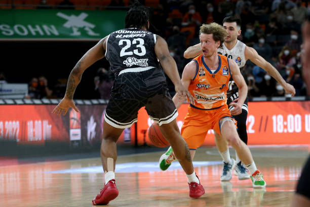 在主场占据 在主场占据